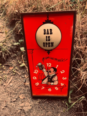 "Back Bar Time" – Vintage Reverse-Winding Spartus Wall Clock