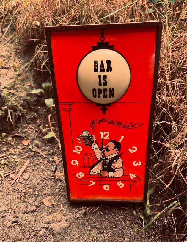 "Back Bar Time" – Vintage Reverse-Winding Spartus Wall Clock